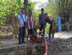 Dukung Program Pompanisasi, Serda Dharlis Bantu Petani Mengairi Sawah