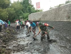 Kompak, Babinsa Koramil Ponggok Bersama Warga Kebonduren Bersihkan Sungai