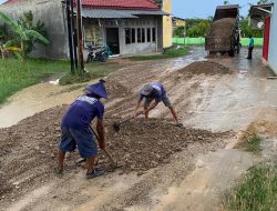 Adi Erlansyah Timbun Jalan Rusak di Pekon Buluk Sari, Bukti Kepedulian untuk Masyarakat