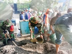 Kompak, Babinsa Koramil Kanor Bojonegoro dan Warga Tambahrejo Cor Dek Lantai 2 Gedung MI Islamiyah