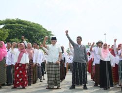 Ratusan ASN di Kabupaten Cirebon ikuti Pemecahan Rekor MURI Pemakaian Sarung Tenun Terbanyak