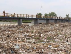 Langkah Cepat Pemkab Cirebon atasi Tumpukan Sampah di Bendungan Karet Jamblang