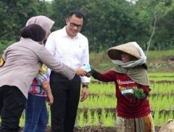 Kapolresta Cirebon bersama Pj Bupati Cirebon temui Ibu di Sawah, Semangati Tetap Gigih Bekerja di Hari Ibu