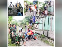 Anggota Koramil 03/Balen Kodim 0813 Bojonegoro Karya Bakti Cor Atap Musholla bersama Warga Desa Lengkong