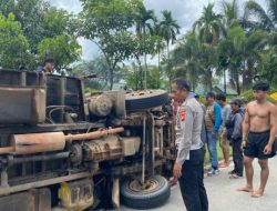 Alami Rem Blong Truk Bermuatan Kayu Tabrak Tiga Sepeda Motor Sekaligus, Dua Korban Luka Serius