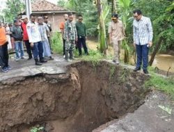 Pj Bupati Cirebon tinjau Ruas Jalan Sidamulya-Munjul yang Terputus