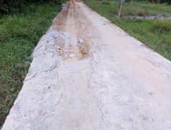 Rusak parah! Jalan Rabat Beton di Dusun Arung Gajah, Desa Muka Sungai Kuruk, Kec. Seruway, Aceh Tamiang
