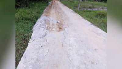 Rusak parah! Jalan Rabat Beton di Dusun Arung Gajah, Desa Muka Sungai Kuruk, Kec. Seruway, Aceh Tamiang