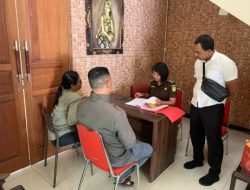 Dua Tersangka Perzinahan Diserahkan Unit Reskrim Polsek Dentim ke Kejari Denpasar