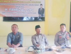 H. Fahrizal Tampung Aspirasi Warga Taman Raja dalam Reses DPRD Tanjab Barat  Kuala Tungkal, – Anggota Dewan Perwakilan Rakyat Daerah (DPRD) Kabupaten Tanjung Jabung Barat (Tanjab Barat) Dapil 4 (Empat), H. Fahrizal, S.Pd., menggelar pertemuan reses masa sidang ke-2 (Dua), tahun 2024-2025 di Desa Taman Raja, Kecamatan Tungkal Ulu. Acara yang berlangsung di aula pertemuan Desa Taman Raja pada Kamis (06/02) ini dihadiri oleh berbagai elemen masyarakat, termasuk perangkat desa, tokoh adat, tokoh agama, serta perwakilan dari Bhabinkamtibmas dan Babinsa.    Kepala Desa Taman Raja, Mawardi, menyambut baik kedatangan H. Fahrizal beserta rombongan. Dalam sambutannya, Mawardi mengucapkan terima kasih atas kunjungan anggota dewan tersebut, yang dinilai sebagai bentuk kepedulian terhadap aspirasi masyarakat desa.    “Saya selaku kepala desa, mewakili seluruh masyarakat Taman Raja, mengucapkan terima kasih kepada Bapak H. Fahrizal, S.Pd., yang telah bersedia datang langsung ke desa kami. Ini adalah kesempatan bagi masyarakat untuk menyampaikan usulan, keluhan, dan saran secara langsung kepada wakil rakyat,” ujar Mawardi.    Dalam kesempatan tersebut, H. Fahrizal mengajak masyarakat untuk aktif menyampaikan kebutuhan dan permasalahan yang dihadapi di Desa Taman Raja. Ia menegaskan bahwa aspirasi yang terkumpul akan dibawa ke sidang DPRD Tanjab Barat untuk ditindaklanjuti.    “Silakan Bapak-Ibu sekalian menyampaikan usulan dan aspirasi pada pertemuan ini. Kami akan menampung dan membawanya ke sidang DPRD Tanjabbar untuk diusulkan sebagai program atau kebijakan yang dapat membantu masyarakat,” jelas H. Fahrizal.    Pertemuan reses ini menjadi ajang dialog interaktif antara anggota dewan dengan masyarakat. Beberapa isu yang mengemuka antara lain pembangunan infrastruktur desa, peningkatan akses pendidikan dan kesehatan, serta pemberdayaan ekonomi masyarakat. Tokoh masyarakat dan perwakilan kelompok adat juga turut menyampaikan harapan agar program pembangunan dapat lebih merata dan tepat sasaran.    Kehadiran Bhabinkamtibmas dan Babinsa dalam acara ini turut memberikan nuansa aman dan kondusif. Mereka juga menyampaikan pesan tentang pentingnya menjaga keamanan dan ketertiban di tengah masyarakat.    Acara reses ini diharapkan dapat menjadi jembatan komunikasi yang efektif antara DPRD Tanjab Barat dengan masyarakat, sekaligus memastikan bahwa aspirasi warga Desa Taman Raja dapat didengar dan diwujudkan dalam kebijakan pembangunan daerah. (Azm)