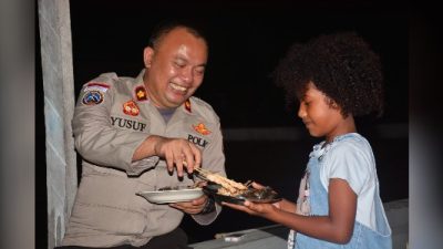 Keakraban Tanpa Sekat, Momen Kedekatan Anggota Polri Bersama Anak Papua