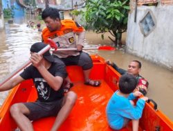 TNI-Polri, Bantu Evakuasi Korban Banjir 1,5 Meter, Yang Mau Cuci Darah.