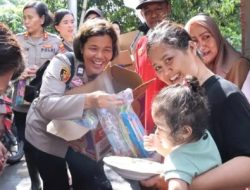 Pol-Wan Bantu Warga Terdampak Banjir, Di Kebon Jeruk, Bagikan Sembako Dan Layanan Kesehatan