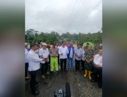 Bupati Nias Barat Tinjau Langsung Jembatan Sungai Oyo yang Ambruk Akibat Banjir