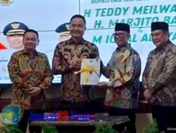 Serah terima jabatan Penjabat Bupati M. Iqbal Alisyahbana kepada Bupati dan Wakil Bupati OKU terpilih, H. Teddy Meilwansyah dan H. Marjito Bachri