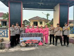 Kapolsek Sungai Selan Iptu Sugiyanto.SH Bersama Ketua Bhayangkari Ranting Sungai Selan Berbagi Takjil