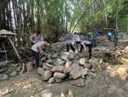 Bersama TNI-Polri, Warga Kecamatan Gondang Gotong Royong Bersihkan Lumpur Pasca Banjir Bandang