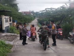 Di Bulan Penuh Berkah Ini Kapolsek Sekar beserta anggota Berbagi Takjil Untuk Pengendara Jalan