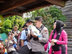 Kapolda Riau, Tinjau Warga Terdampak Banjir
