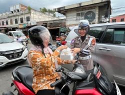 Personel Dit-Lantas Polda Aceh, Bagikan Takjil, Untuk Pengendara