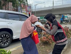 Wujud Kepedulian Polri, Dit-Samapta Polda Aceh Bagi Sembako Kepada Masyarakat