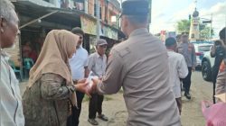 Pengendara Becak Dapat, Takjil Dari Polres Langsa