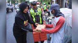 Disela Berbagi Takjil, Polres Bojonegoro Sosialisasikan Hotline Polri 110 dan Mudik Aman