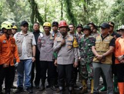 Hari Kedua Evakuasi, Polisi dan Tim SAR Gabungan Temukan 10 Korban Longsor di Cangar – Pacet Mojokerto