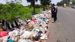 GMPAR Benahi Sampah yang Berserakan di  Pinggir Jalan  Raya Mundu-Karang Ampel