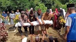 Anggota Polsek Bulus Pesantren, Ikut Menggali Makam, Demi Bantu Sahabatnya.