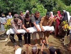 Anggota Polsek Bulus Pesantren, Ikut Menggali Makam, Demi Bantu Sahabatnya.