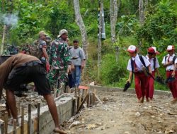 TNI TMMD Bangun Jalan, Siswa SD Negeri Kromong Ngusikan Tak Lagi Takut Jalan Rusak dan Berlumpur