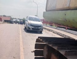 Jalan di Desa Sanggang Rusak, Akibat di Lintasi Ekskavator Tanpa Mengunakan Alas Pelindung.