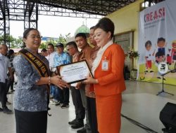 Bunda Paud Kabupaten Nisel Berikan Penghargaan Kepada Influencer Triagaus Mentalia Daeli Pada Gebyar Paud 2025