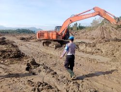 Percepatan Pemulihan Pasca Banjir, Di Langkahan, Polri Kerahkan Alat Berat.