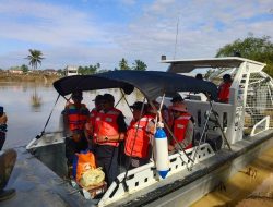 Forkopimda Aceh Tamiang, Serahkan Speed Boat Karet BNPB dan Sembako, Untuk Warga Lubuk Sidup.