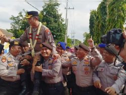 Suasana Haru Iringi Pelepasan AKBP Rezi Dharmawan dari Polres Situbondo
