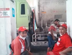 Sejumlah Kendaraan Perusahaan Besar Terlihat Mengisi BBM Solar Bersubsidi di SPBU 54.623.27 Gesing, Kabupaten Tuban
