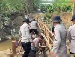 Sat Brimob Polda Sumbar, Bangun Jembatan Darurat Penghubung Dua Nagari, Di Padang Pariaman