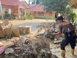 Personel Dit-Samapta Polda Aceh, Bersihkan Sisa Material Banjir, Di SD Negeri 2 Rantau Aceh Tamiang.
