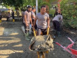 Polri, Bersihkan Lumpur Tebal, Di SD Negeri 1 Peusangan Pasca Banjir