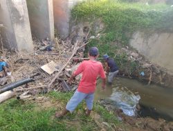 Dengan Sikap Tegasnya, Geuchik Sidodadi, Lakukan Pembersihan Pintu Air, Di Lorong 2 Dusun Sadar Titi Manirah, Usainya Panca Banjir