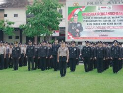 Kapolres Jombang Pimpin Upacara Penganugerahan Tanda Kehormatan Satyalancana Pengabdian bagi Personel Polri