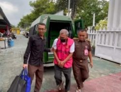 Nyamar Jadi Tukang Pecel di Karawang, Buron Kasus Korupsi PSSI Jombang Akhirnya Diringkus Jaksa